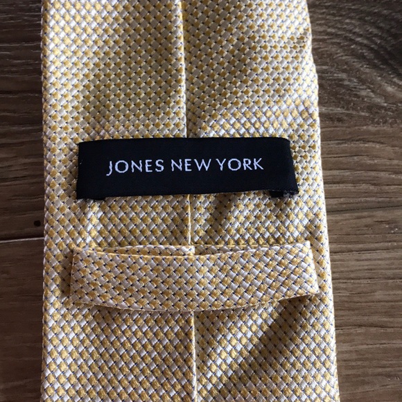 👔 DONATED Jones New York Yellow Tie 👔 - Picture 3 of 4